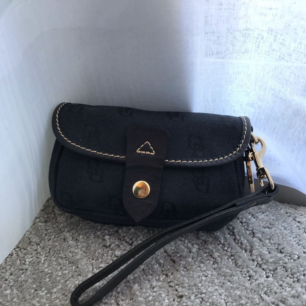 Dooney & Bourke wristlet - black